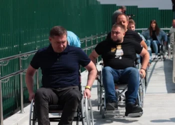 Екскурсія на кріслах колісних: у Львові підприємці та можновладці відчули з чим щодня стикаються люди з інвалідністю — Львівщіна