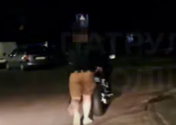 Львівські патрульні змусили порушника тиші котити свій мотоцикл додому (відео)