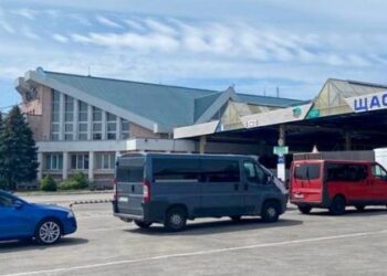 На кордоні з Польщею – скупчення легкових та вантажних авто, а також автобусів