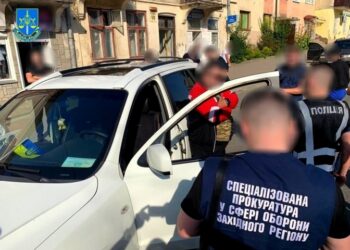 На Львівщині працівник військкомату допомагав ухилянтам уникнути призову