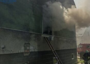 На Львівщині від вибуху газу згорів будинок: власник з опіками потрапив до лікарні — Львівщіна