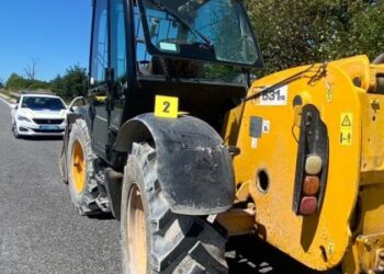 На Львівщині зіткнулося авто та навантажувач: двоє людей у лікарні — Львівщіна