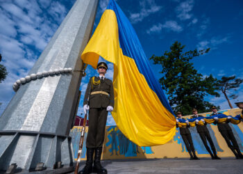 На найвищому стяготримачі Львівщини підняли Державний прапор України. Фото