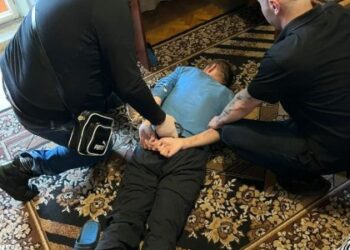 На Сихові затримали двох сусідів за продаж наркотиків у під’їзді свого будинку