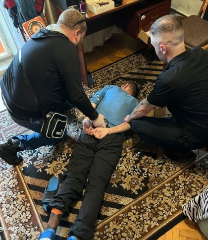 На Сихові затримали двох сусідів за продаж наркотиків у під’їзді свого будинку