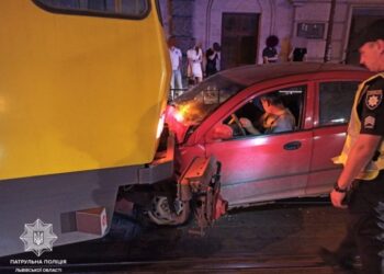 На вулиці Городоцькій п’яний водій в’їхав у трамвай