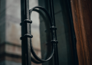 Неподалік Будинку вчених відреставрували історичну браму. Фото до і після