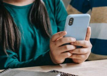 Нові правила користування мобільними телефонами у школах Львова: як це працюватиме