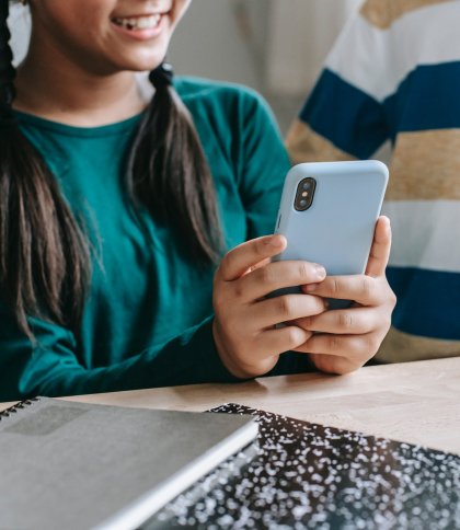 Нові правила користування мобільними телефонами у школах Львова: як це працюватиме