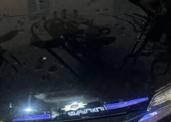 П’яний чоловік у центрі Львова зупиняв і бив автівки: його забрали до лікарні – Надзвичайні події