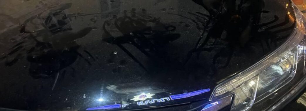 П’яний чоловік у центрі Львова зупиняв і бив автівки: його забрали до лікарні