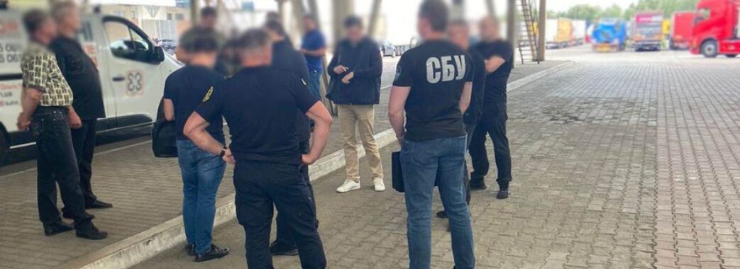 Регулярно вимагав гроші: інспектора Львівської митниці затримали на хабарі