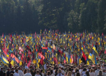 Сотні львів’ян прийшли на Марсове поле вшанувати полеглих бійців (фото)