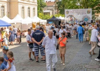 Тризуби з воску, іграшковий пес Патрон та шкарпетки з шерсті: у Львові розпочався Сорочинський ярмарок (ФОТО)