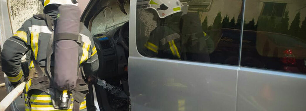 У Дрогобичі, під час руху, загорілося авто: власник отримав опіки