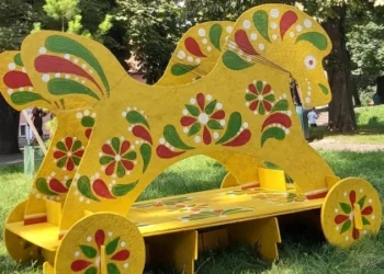 У Львівському парку встановили три великі яворівські забавки (фото)