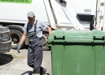 У Львові автівки, що блокуватимуть вивіз сміття із контейнерів, забиратиме евакуатор