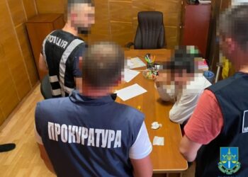 У Львові на хабарі затримали киянина. Він зберігав дитячу порнографію і хотів знищити докази