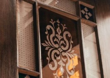 У Львові відновили історичні двері з вітражами