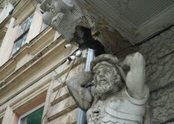 У Львові за понад пів млн грн реставрують балкони із Атлантами на давній кам’яниці