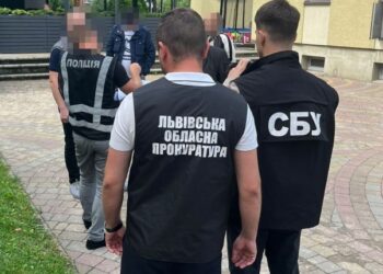 У Львові затримали адвоката, який отримав понад 4 тисячі доларів хабаря