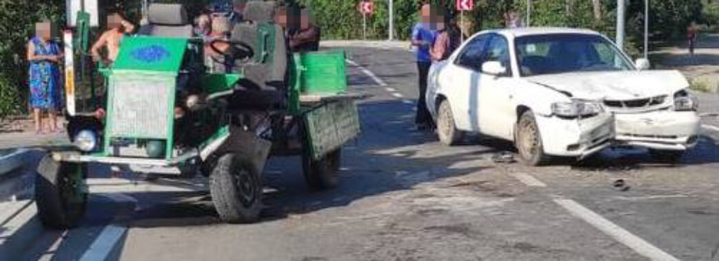 У Нижанковичах трактор зіткнувся з автівкою: двоє людей травмувались