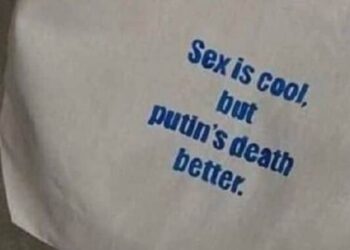 У РФ оштрафували дівчину за фото сумки з написом про смерть Путіна – Світ