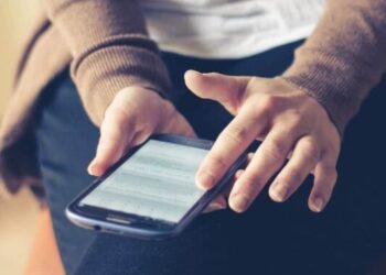 У Росії вчителька географії замість навчання розсилала учням інтимні фото – Світ