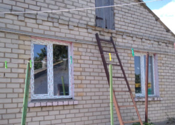 У селі на Херсонщині львівські ремонтники вже полагодили підтоплені будинки на одній із вулиць — Львівщіна