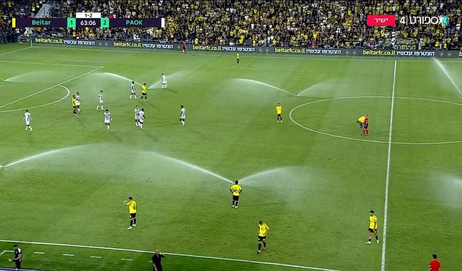 В середині другого тайму матчу Ліги конференцій на полі запрацювала система поливу газону