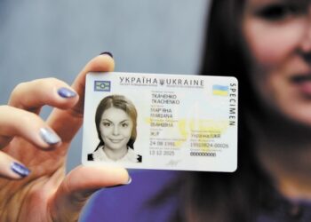 В Україні вперше змінили ім’я по батькові на по матері. 16-річна дівчина стала Лесіївною