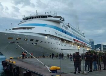 Закидали яйцями: у Батумі влаштували “теплий” прийом російським туристам – Світ