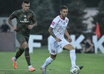 Запальний футбол в Кривому Розі. Кривбас і Шахтар грають внічию | Футбол |