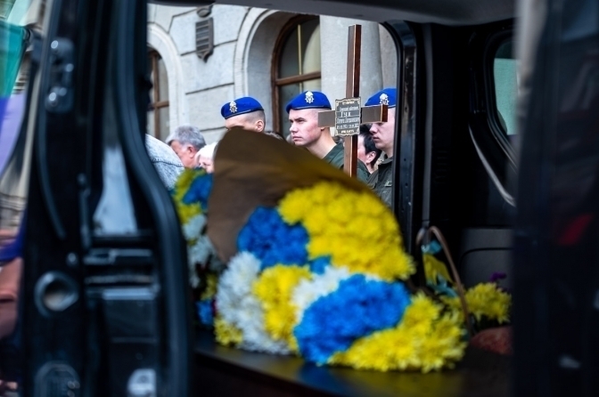 УМОВНЕ ФОТО З ПРОЩАННЯ З ВІЙСЬКОВИМ У ЛЬВОВІ / ТВОЄ МІСТО
