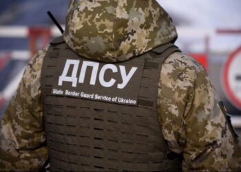 Чоловік намагався «купити» виїзд з країни на кордоні Львівщини