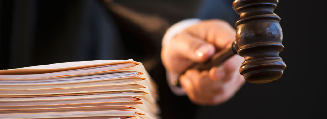 Чоловіку, який п’яний бив автівки в центрі Львова, винесли вирок