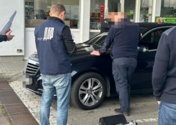 На Львівщині на хабарі затримано двох митників: вимагали гроші навіть у волонтерів — Львівщіна