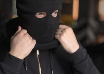 На Львівщині затримали злодія, який саме виносив з дому крадені речі