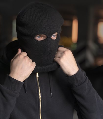 На Львівщині затримали злодія, який саме виносив з дому крадені речі