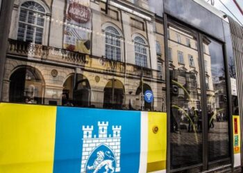 На трамвайній зупинці біля приміського вокзалу у Львові встановили нове електронне табло (ВІДЕО)