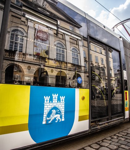 На трамвайній зупинці біля приміського вокзалу у Львові встановили нове електронне табло (ВІДЕО)