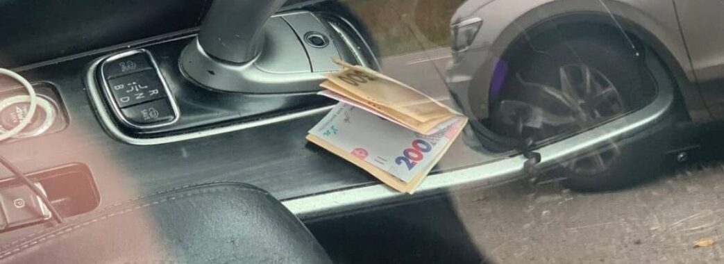 На Золочівщині 43-річна водійка запропонувала патрульним хабар