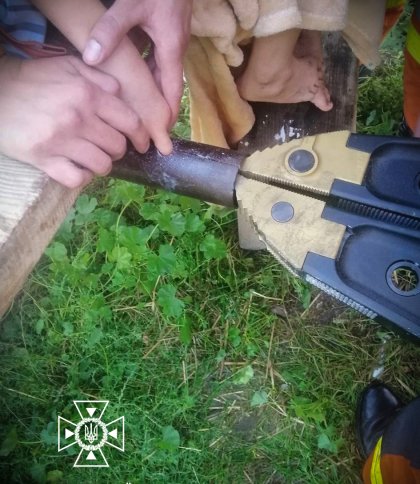 Палець застряг у візочку: рятувальники допомогли 7-річній дівчинці