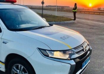 Патрульні Львова показали відео порятунку травмованої жінки, яка не могли вийти з квартири