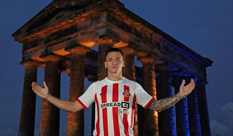 Русин нарешті приміряв футболку Сандерленда