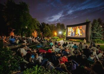 Сьогодні у львівських школах покажуть фільм просто неба