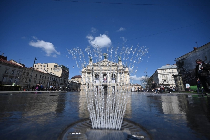 ФОНТАН БІЛЯ ОПЕРНОГО ТЕАТРУ / ФОТО: ТВОЄ МІСТО