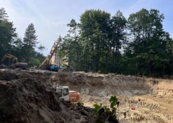 У Брюховичах біля недобудованої школи котлован зареєстрували як незавершене будівництво