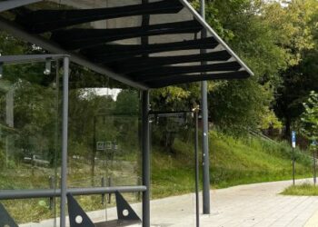 У Львові на зупинках громадського транспорту встановили три павільйони. Фото