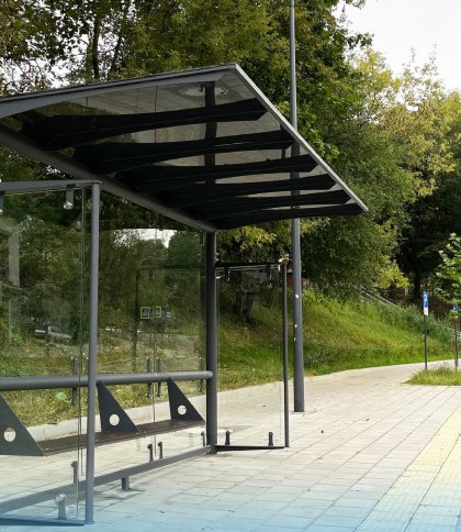 У Львові на зупинках громадського транспорту встановили три павільйони. Фото